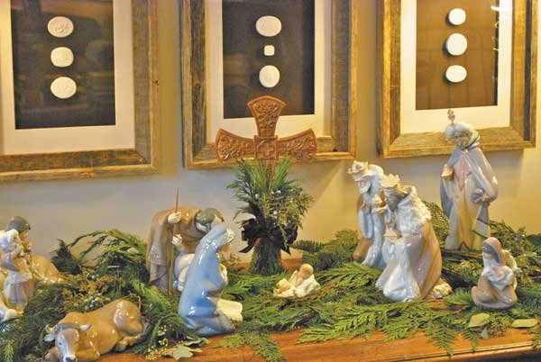 1112 Holiday Decorating Nativity